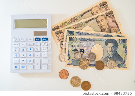10,000 日元、1,000 日元、硬幣和計算器 10,000 日元、1,000 日元、硬幣和計算器 99453730
