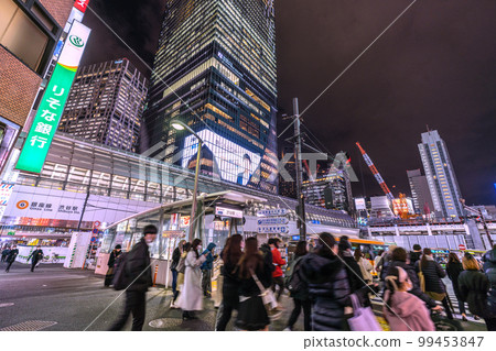 日本東京城市景觀澀谷站和銀座線上的建築物。你會擺脫面具妄想的詛咒嗎?室外或室內都不需要面具! 日本東京城市景觀澀谷站和銀座線上的建築物。你會擺脫面具妄想的詛咒嗎?室外或室內都不需要面具! 99453847