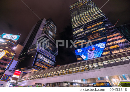 日本東京的城市景觀，俯瞰東京地鐵銀座線的澀谷站。旁邊可以看到銀座線澀谷站的文字（畫面左下方） 99453848