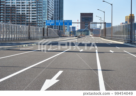 東京 Kanni-dori 月島警察局前十字路口的景色 東京 Kanni-dori 月島警察局前十字路口的景色 99454049