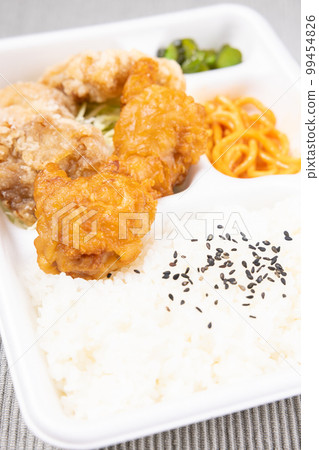 油炸便當盒搭配美味的鹹味和醬油味炸雞 99454826