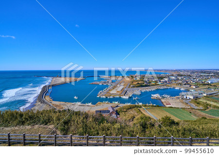 從千葉縣朝日市飯岡禦文岬展望台西側眺望（飯岡漁港、朝日市、富士山等） 99455610
