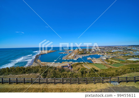 從千葉縣朝日市飯岡禦文岬展望台西側眺望（飯岡漁港、朝日市、富士山等） 99455611