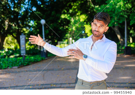 Indian businessman introducing a blank Indian businessman introducing a blank 99455940