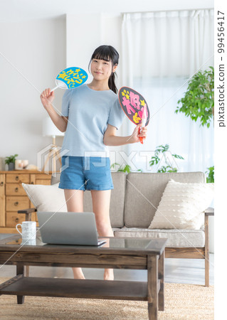 Oshikatsu 邊看直播邊揮舞扇子為喜歡的人加油的z世代少女 99456417