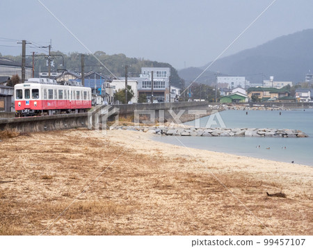[Shido Line] Train running along Shido Bay 99457107