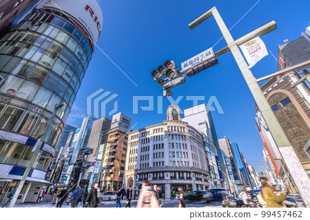 在日本銀座的東京都市風景。三愛閉關。你會擺脫面具妄想的詛咒嗎？室外或室內都不需要面具！ = 20 天 99457462