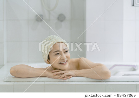 中年婦女洗澡 99457869