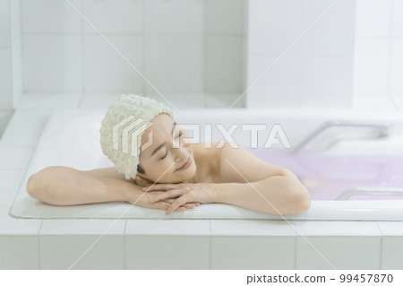 正在洗澡的阿拉菲夫女人 99457870