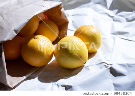 Mandarin oranges rolling out of a paper bag "Haruhi Spring in Izu" Mandarin oranges rolling out of a paper bag "Haruhi Spring in Izu" 99458304