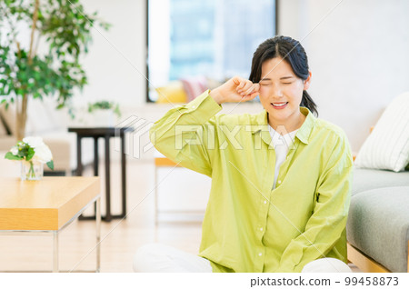 一名因花粉熱而感到眼睛發癢的年輕女子 99458873