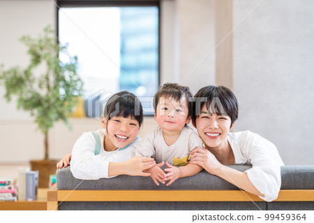 父母和孩子在客廳裡放鬆。 父母和孩子在客廳裡放鬆。 99459364