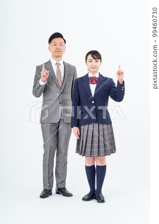 一個男人和一個穿著西裝的高中女生豎起食指 99460730