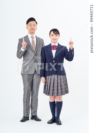 一個男人和一個穿著西裝的高中女生豎起食指 一個男人和一個穿著西裝的高中女生豎起食指 99460731