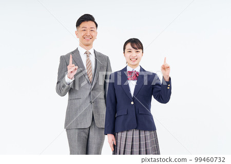 一個男人和一個穿著西裝的高中女生豎起食指 一個男人和一個穿著西裝的高中女生豎起食指 99460732