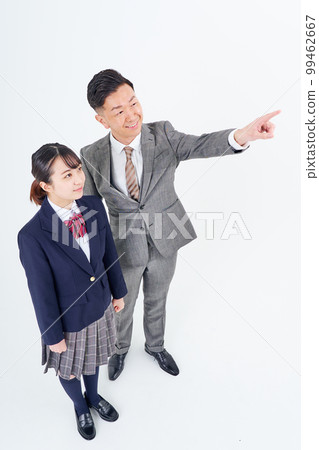 一個男人和一個穿著西裝的高中女生向上 99462667