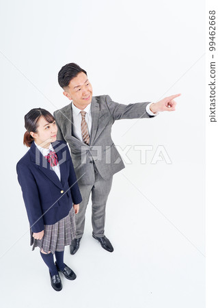 一個男人和一個穿著西裝的高中女生向上 一個男人和一個穿著西裝的高中女生向上 99462668