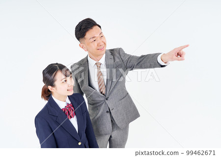 一個男人和一個穿著西裝的高中女生向上 一個男人和一個穿著西裝的高中女生向上 99462671