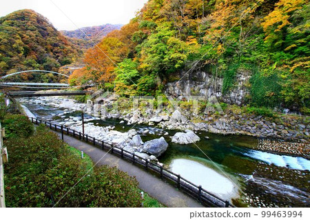 Kinshu's Kawaji Onsen Village... The view of the Ojika River from the window of a hot spring inn Kinshu's Kawaji Onsen Village... The view of the Ojika River from the window of a hot spring inn 99463994