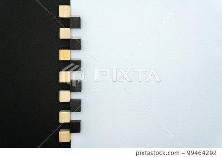 木立方體的前視圖交替放置在黑白背景的邊界上，左右兩側有更多的白色 99464292