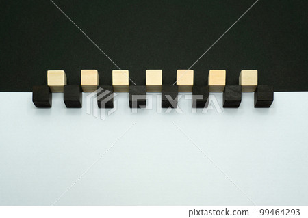黑白背景,邊框上有黑白木立方體 黑白背景,邊框上有黑白木立方體 99464293