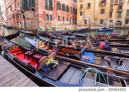 View of old traditional Venetian houses along the canal. 99464403