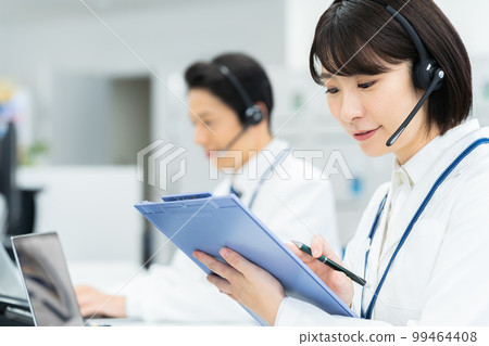 operator in white 99464408