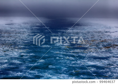 Nuclear icebreaker goes to North pole. 99464637