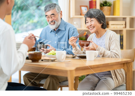 Parent and child, meal, grandfather, grandmother, homecoming, smile, rice, food, eat, breakfast, lunch, family 99465230