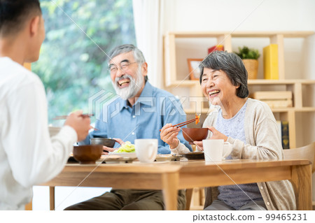 Parent and child, meal, grandfather, grandmother, homecoming, smile, rice, food, eat, breakfast, lunch, family 99465231