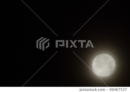 Hakushu-cho, Hokuto City, 15.3 years old February full moon is a hazy moon with thin clouds (Position: lower right) 99467537