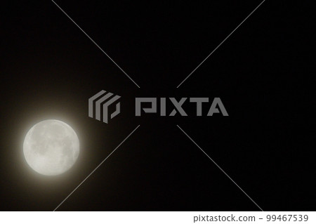 Hakushu-cho, Hokuto City, 15.3 years old February full moon is a hazy moon with thin clouds (Position: lower left) 99467539