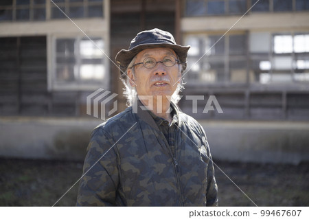 Portrait of a senior man, white hair, long hair 99467607