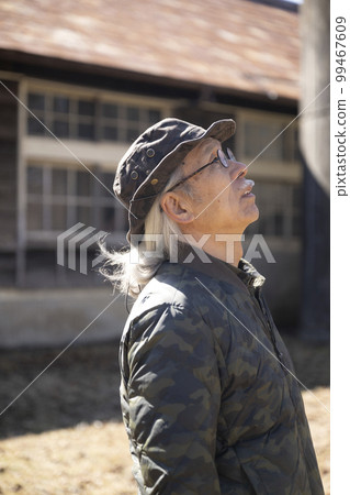 一個老人的肖像,白頭髮,長頭髮 一個老人的肖像,白頭髮,長頭髮 99467609