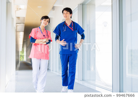 穿著磨砂服的醫護人員穿過醫療設施 99467666