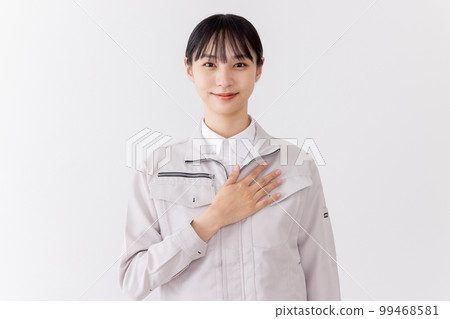 穿工作服的自信和安心的女人 穿工作服的自信和安心的女人 99468581