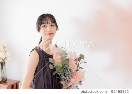 Women in sleeveless dress dried flowers Women in sleeveless dress dried flowers 99468835