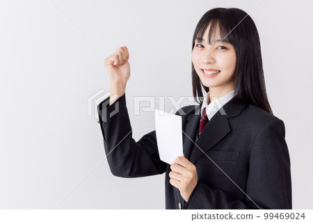 檢查公佈結果的佈告牌的女高中生 檢查公佈結果的佈告牌的女高中生 99469024