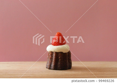 粉紅色背景中帶草莓的可愛 canelé 粉紅色背景中帶草莓的可愛 canelé 99469226