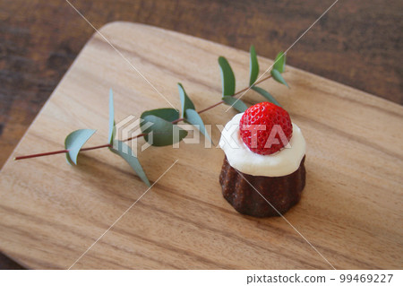 Cute table coordination of strawberry cake 99469227