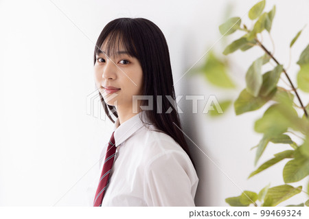 High school girl leaning against the wall 99469324