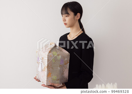 拿著骨灰盒的年輕女人 99469328