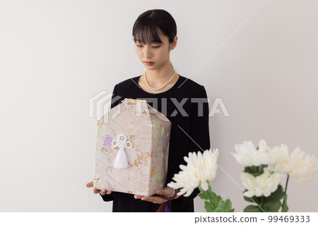 拿著骨灰盒的年輕女人 99469333