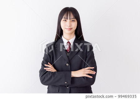 雙手抱胸自信滿臉的女高中生 99469335