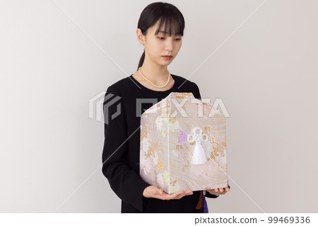 拿著骨灰盒的年輕女人 99469336