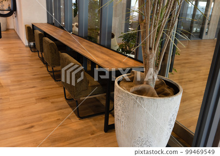 玻璃窗一側設置的聯合辦公空間 99469549