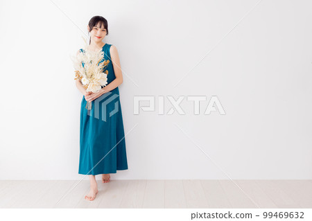 連體衣女人手捧一束乾花 連體衣女人手捧一束乾花 99469632