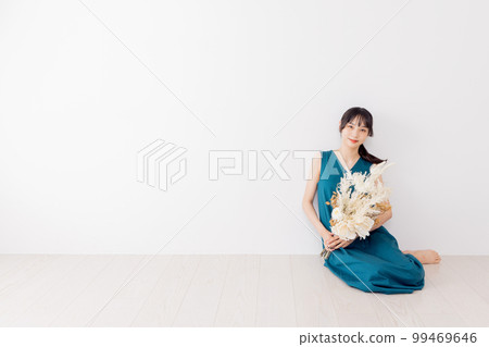 連體衣女人手捧一束乾花 99469646