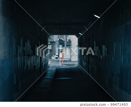 Left and right confirmation mirror at the end of the pedestrian passage under the elevated 99471493