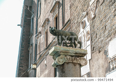 羅馬開國神話中出現的雙胞胎兄弟羅穆盧斯和雷穆斯，據說是古羅馬的締造者，他們喝的是狼奶。 99471494